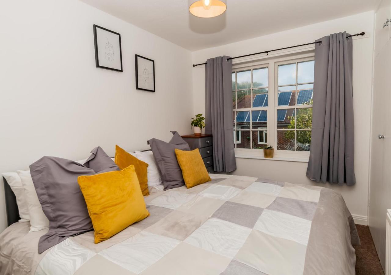 2 Bed Apartment-5 Guests - Business-Relocation-Parking - The Brighton Short Stay & Serviced Apartments Extérieur photo